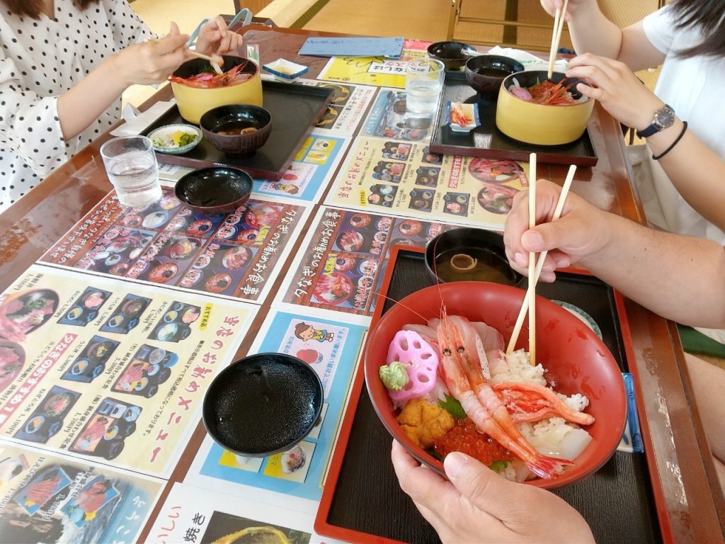 東尋坊に行って海鮮丼などを堪能 エンプレイスサークル 男女で趣味を楽しめるen Place